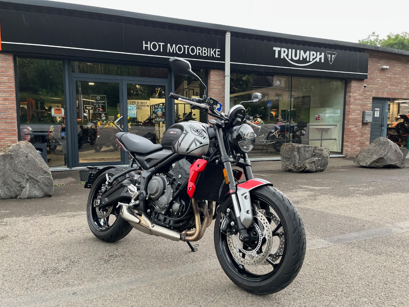 Trident 660