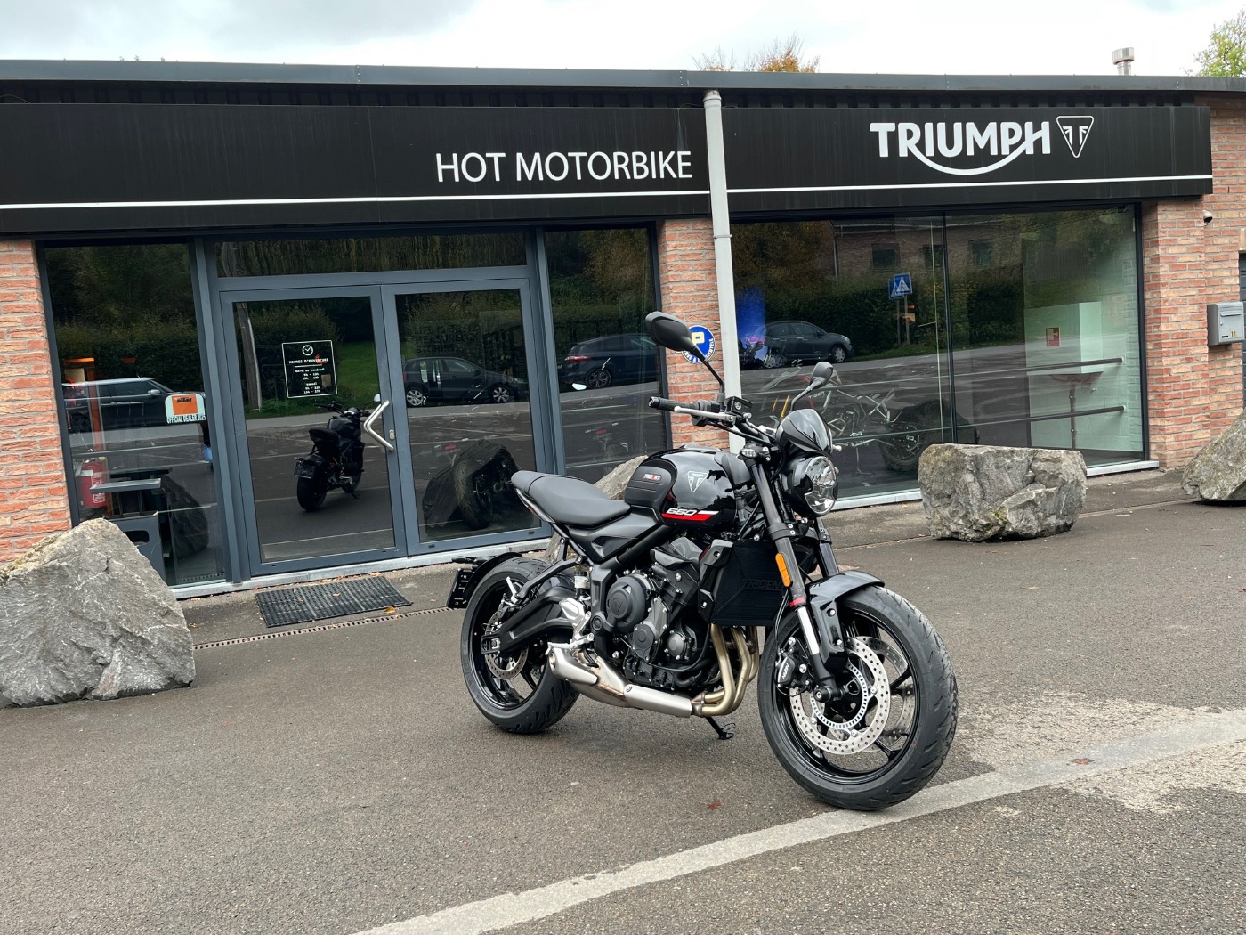 Trident 660